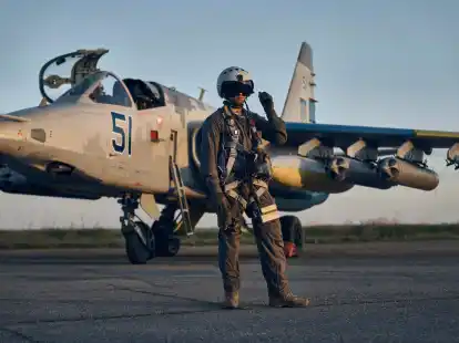 Ein ukrainischer Luftwaffenpilot neben einem Su-25-Erdkampfflugzeug auf einem St&uuml;tzpunkt in der Ostukraine.