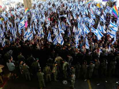 Israelische Grenzpolizisten w&auml;hrend einer Demonstration am Ben-Gurion-Flughafen in der N&auml;he von Tel Aviv.