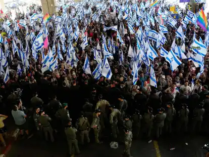Israelische Grenzpolizisten w&auml;hrend einer Demonstration am Ben-Gurion-Flughafen in der N&auml;he von Tel Aviv.