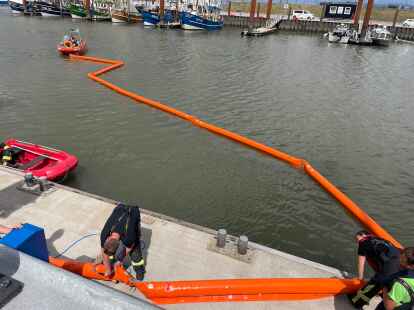 Die &Ouml;lsperren werden noch bis Donnerstag im Hafenbecken bleiben.