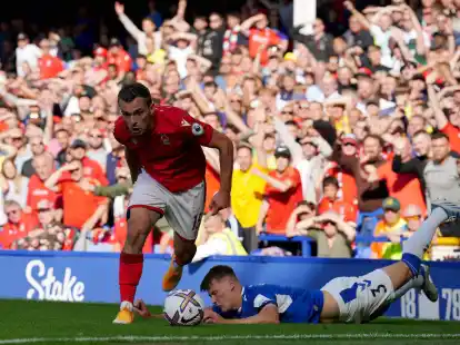 Nottingham-Profi Harry Toffolo (l) soll gegen die Wettregeln der FA versto&szlig;en haben.