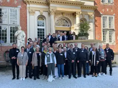 Rund 50 Inhaber und Inhaberinnen sowie Mitarbeiter und Mitarbeiterinnen aus Bestattungsh&auml;usern interessierte der erste Bestattertag, zu dem die Unternehmensgruppe Schloss G&ouml;dens eingeladen hatte.   Maximilian Graf von Wedel stellte das gesamte Portfolio des Unternehmens vor, zu dem auch zwei Ged&auml;chtnisw&auml;lder geh&ouml;ren.