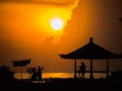 Am Strand von Nusa Dua geht die Sonne auf.
