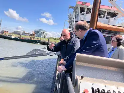 Informiert &uuml;ber die &Ouml;lbek&auml;mpfung auf dem Meehr: Kapit&auml;n Richard K&ouml;lber mit Umweltminister Christian Meyer und NLWKN-Direktorin Anne Rickmeyer auf der MS Leysand
