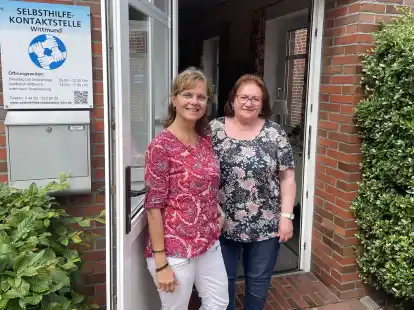 Die Leiterin der Selbsthilfe Kontaktstelle Wittmund-Wilhelmshaven Cordula Franke und Gruppenleiterin Svetlana Heckendorf freuen sich, die Menschen im Sniederhus begr&uuml;&szlig;en zu k&ouml;nnen.