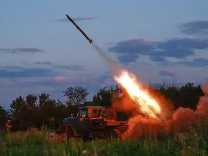 Ein Mehrfachraketenwerfer der ukrainischen Armee feuert Raketen auf russische Stellungen in der N&auml;he von Bachmut.