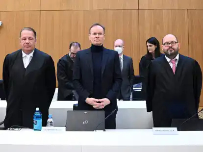 Der fr&uuml;here Wirecard-Vorstandschef Markus Braun (M.) zwischen seinen Anw&auml;lten Alfred Dierlamm (l.) und Nico Werning.