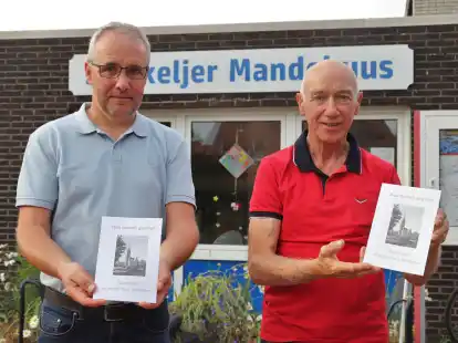 Das Buch &bdquo;Was damals geschah &ndash; Str&uuml;cklingen in der Zeit des 2. Weltkrieges&ldquo; stellten der Vorsitzende des B&uuml;rgervereins Str&uuml;cklingen Hans Dieter Hanekamp (links) und Autor Clemens Ahrens vor.