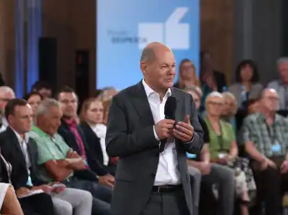 Bundeskanzler Olaf Scholz (SPD) ging in F&uuml;ssen mit B&uuml;rgerinnen und B&uuml;rgern ins Gespr&auml;ch.