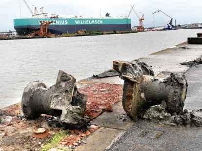 Der Sturm dr&uuml;ckte den Autofrachter vorigen Sonntag mit einer solchen Gewalt von der Kaje weg, dass dieser darin verankerte Stahlpoller zerbrach. Das Schiff (im Hintergrund) prallte anschlie&szlig;end gegen ein Dock der Lloyd Werft.