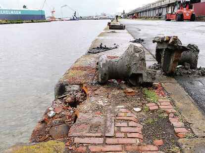 Taucher orteten den herausgerissenen Poller auf dem Grund des Hafenbeckens. Er wurde  geborgen.
