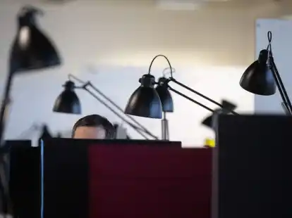 Zum Arbeiten ins B&uuml;ro oder doch lieber Home-Office? Der B&uuml;roimmobilienmarkt hat sich seit der&nbsp;Pandemie deutlich ge&auml;ndert.