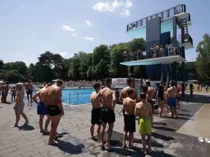 Eine Schlange vor dem Sprungturm: Der Andrang bei Hitze ist im Freibad f&uuml;r gew&ouml;hnlich gro&szlig;.
