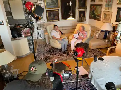 Brigitte Bulla wird in ihrem Wohnzimmer von dem polnischen Dokumentarfilmer Andrzej Bakasz interviewt. Bulla erforschte die Vita des Malers Paul Stankiewicz, der aus Bakacz&rsquo; Heimatort Gora stammte.