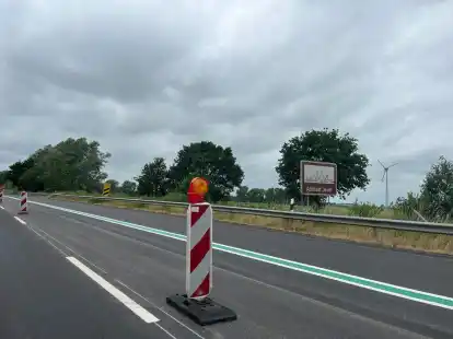 Die B210 wird im Bereich der Ortsumfahrung Jever, zwischen den Abfahrten Jever-Ost und Jever-West, erneuert. Unter anderem hat die Fahrbahn bereits eine neue Markierung erhalten: Der Mittelstreifen ist jetzt deutlich mit einem gr&uuml;nen Trennstreifen sichtbar, au&szlig;erdem gibt es R&uuml;ttelelemente.