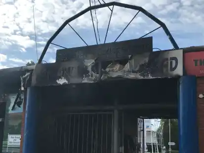 Nur noch eine Ruine: der Eingang des Van-Ameren-Bades nach dem Feuer.