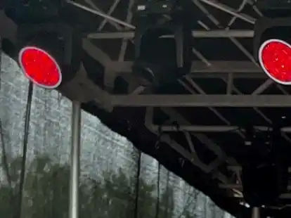 Mit dem ersten Bier starten B&uuml;rgermeister Rolf Clau&szlig;en (v. l.), Carsten Holzke (Vorsitzender B&uuml;rger- und Verkehrsverein) und Schirmherr Helge Eilts in den 51. B&uuml;rgermarkt.