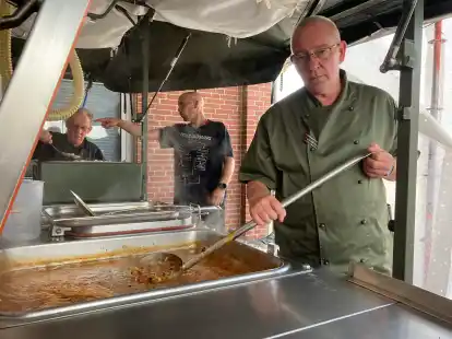 Knut Hinz (rechts) und sein Team waren f&uuml;r die Verpflegung des Zeltlagers in Ovelg&ouml;nne zust&auml;ndig.