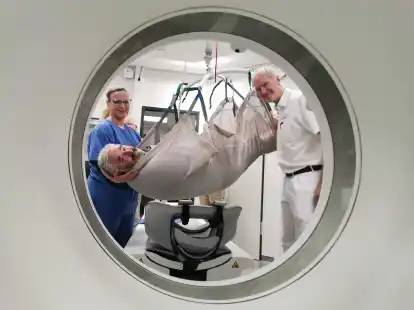 Zum Schwerlast-Computertomografen (CT) gibt es am St.-Marien-Hospital Friesoythe nun auch einen Schwerlast-Lift, dessen Handhabung die Leiterin der Intensivpflege Nicole Kuper und der &auml;rztliche Direktor Dr. Ralf Weise mit Patient Hermann Tombrink als Freiwilligen demonstrieren.