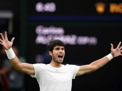 Carlos Alcaraz jubelt &uuml;ber seinen Finaleinzug.