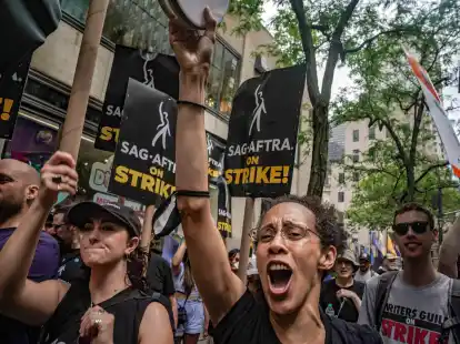 Mit Plakaten und Sprechch&ouml;ren starten die Schauspielerinnen und Schauspieler in mehreren St&auml;dten in den USA in den Streik.
