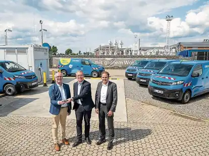 Jean-Michel Billig bei der &Uuml;bergabe an Torsten Maus (links) und Dr. Urban Keussen (rechts).