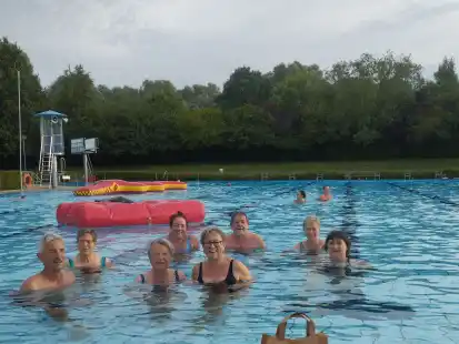 Geesche Gronewold (vorn, Zweite von links) ist die 1000. Fr&uuml;hschwimmerin im Freibad Jever. Marianne Rasenack (Dritte von links), Vorsitzende des F&ouml;rdervereins, gratuliert ihr.