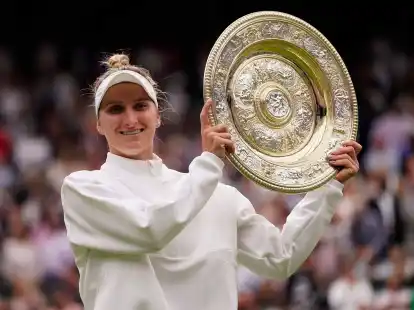 Marketa Vondrousova feiert mit dem Pokal, nachdem sie das Finale des Dameneinzels gewonnen hat.