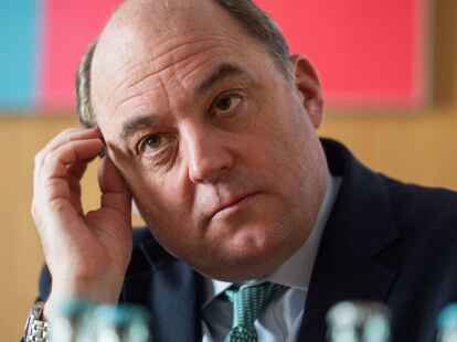Der britische Verteidigungsminister Ben Wallace spricht bei einem Interview in der britischen Botschaft.
