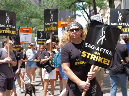 Der mit seinen Schauspielkollegen solidarische Requisiteur Keith Fennelly streikt vor dem NBC-Hauptsitz in New York f&uuml;r bessere Verg&uuml;tung.