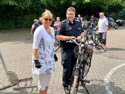 Auch Marianne Carstens aus Ellw&uuml;rden hat ihr neues Fahrrad von Daniel Sch&ouml;nig registrieren lassen.