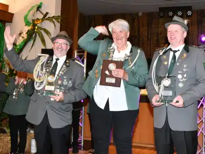 Waltraut Fahrenkamp ist die erste Frau im Altersk&ouml;nigshaus des Sch&uuml;tzenvereins Brettorf: hier zu sehen mit dem 1. Adjutant Erwin Hirsch (links) und dem 2. Adjutant Heinz Herbert von Seggern.