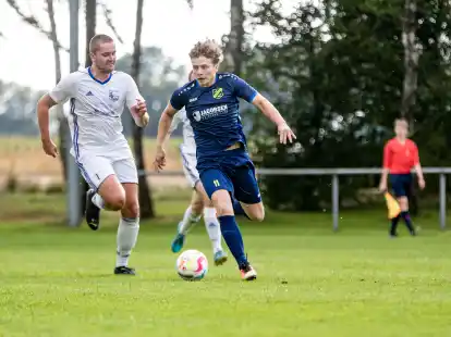 Emstekerfelds Marvin Buchm&uuml;ller (rechts) saust seinem Gegenspieler davon.