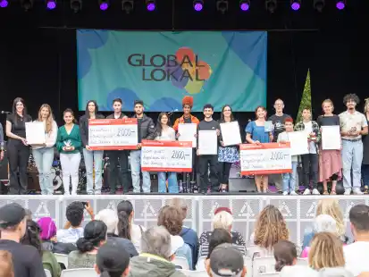 Alle Gewinner des Integrationspreises der Stadt Oldenburg und Gratulanten auf einen Blick.