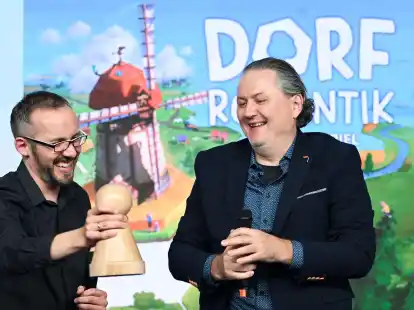 Die Spieleentwickler Lukas Zach und Michael Palm freuen sich &uuml;ber die Wahl ihres Spiels &laquo;Dorfromantik: Das Brettspiel&raquo; zum &laquo;Spiel des Jahres 2023&raquo;.