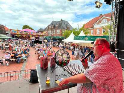 Beim B&uuml;rgermarkt in Wittmund war viel los. Unter anderem war der &bdquo;Bingo-B&auml;r&ldquo; Michael Th&uuml;rnau da, um mit den G&auml;sten zwei Runden Bingo zu spielen.