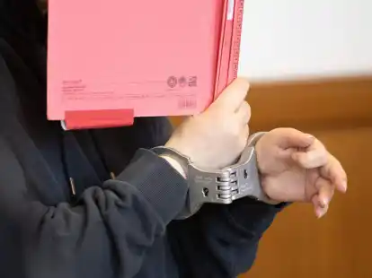 Die Angeklagte soll ihren neun Jahre alten Sohn im Februar 2023 geschlagen und das benommene Kind anschlie&szlig;end in die Badewanne gelegt haben, wo es ertrank.