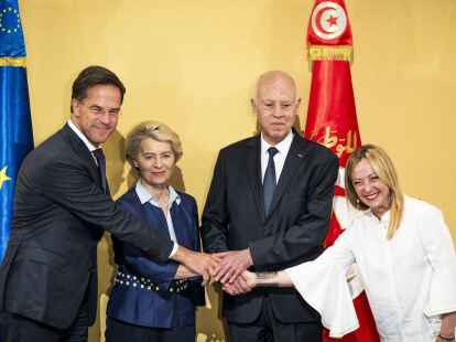 Mark Rutte (v.l.), Ursula von der Leyen, Kais Saied und Giorgia Meloni haben eine engere Zusammenarbeit beim Thema Migration ausgelotet.