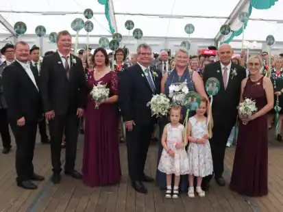 Beim Sch&uuml;tzenfest 2023 in B&ouml;sel wurde K&ouml;nigin Helga Wien&ouml;bst (mit Kette) feierlich im Festzelt proklamiert.