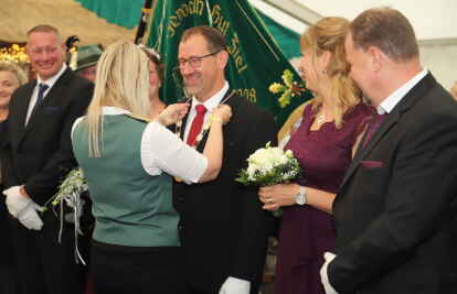 Die neue Majest&auml;t des Sch&uuml;tzenvereins Str&uuml;cklingen: K&ouml;nig Frank Schulte erhielt am Montag die K&ouml;nigskette. Foto: Hans Passmann