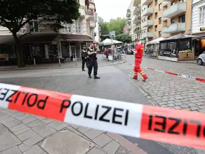 Einsatzkr&auml;fte sind im Rahmen eines Bombenfunds in Hamburg bei Evakuierungsma&szlig;nahmen im Einsatz.