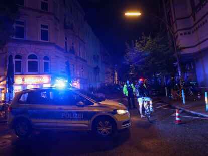 Einsatzkr&auml;fte sperren eine Stra&szlig;e am Rande des Schanzenviertels ab - bei Bauarbeiten wurde eine britische Fliegerbombe aus dem Zweiten Weltkrieg entdeckt.