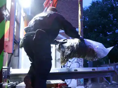 Mitarbeiter vom Kampfmittelr&auml;umdienst verladen die entsch&auml;rfte Bombe in ein Spezialfahrzeug. Bei Bauarbeiten im Hamburger Schanzenviertel war am Vortag eine britische Fliegerbombe aus dem Zweiten Weltkrieg entdeckt worden. Die Bombe konnte in den fr&uuml;hen Morgenstunden entsch&auml;rft werden.