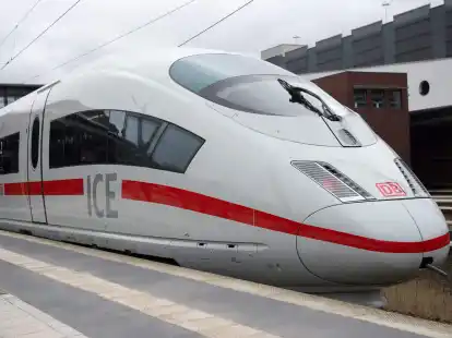 Modernisierter ICE-3-Hochgeschwindigkeitszug der Deutschen Bahn.