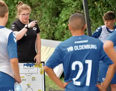 Alles hört auf ihr Kommando: Pia Steeneck ist jetzt für die U 15 des VfB in der Regionalliga zuständig.