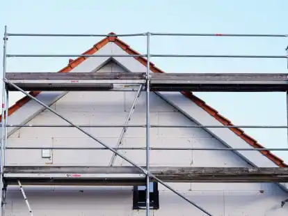 Bauger&uuml;st in einem Neubaugebiet. Die Zahl der Baugenehmigungen ist erneut gesunken.