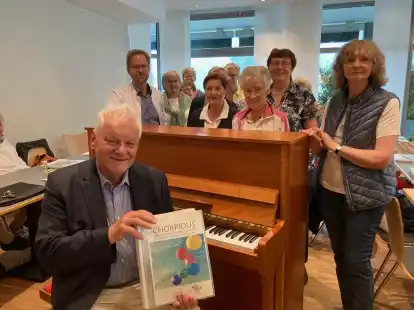 Chorleiter Michael Winterring und Prof. Dr. Dominic Dellweg (hinten l.) laden wieder zum Singprojekt Chorpidus ein. Beim Neustart nach der Pandemie waren gleich 60 S&auml;nger und S&auml;ngerinnen dabei.