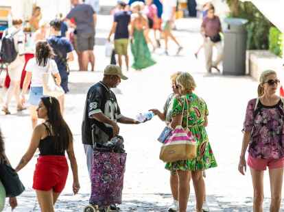 Eine Frau kauft an einem hei&szlig;en Sommertag eine Flasche Wasser. Temperaturen um die 40 Grad tags&uuml;ber und 30 Grad nachts machen den Menschen in weiten Teilen S&uuml;deuropas zu schaffen.