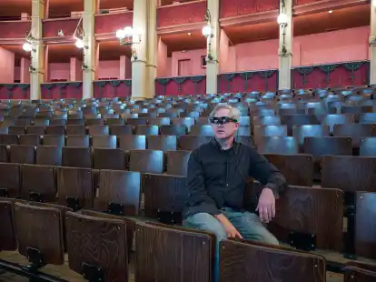 Regisseur Jay Scheib mit einer Augmented Reality (AR) Brille im Zuschauerraum des Festspielhauses.