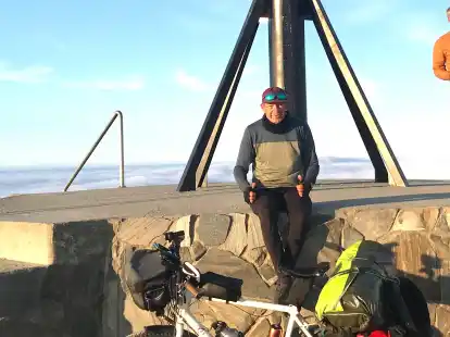 Martin Bruns ist am Sonntagabend am Nordkap angekommen. Der Betonsockel mit dem st&auml;hlernen Globus markiert den n&ouml;rdlichsten Punkt Europas.